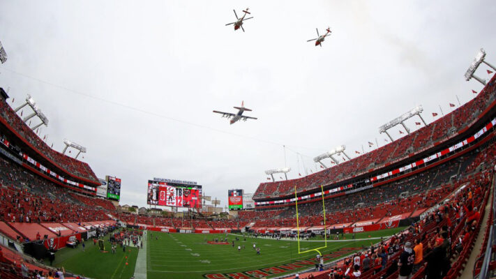 Parmi la sécurité au super bowl 2023, 2 hélicoptères militaires et un avion.