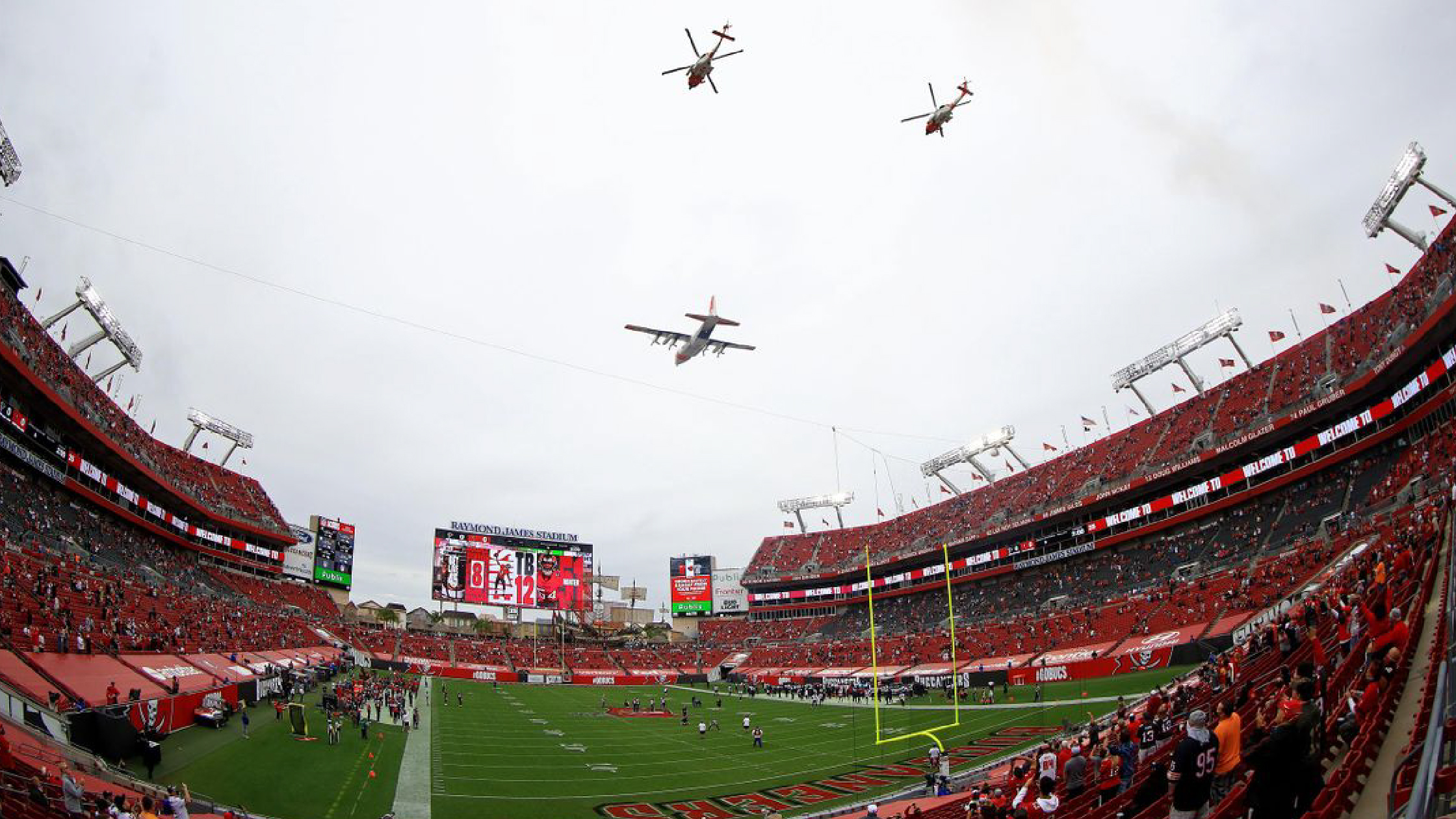 Parmi la sécurité au super bowl 2023, 2 hélicoptères militaires et un avion.